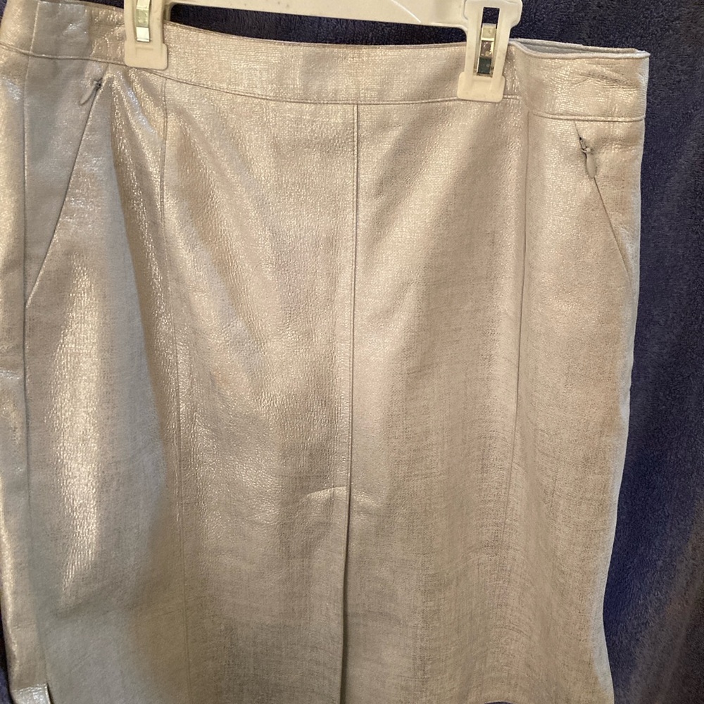 AKRIS Silver  suede skirt.  NWT